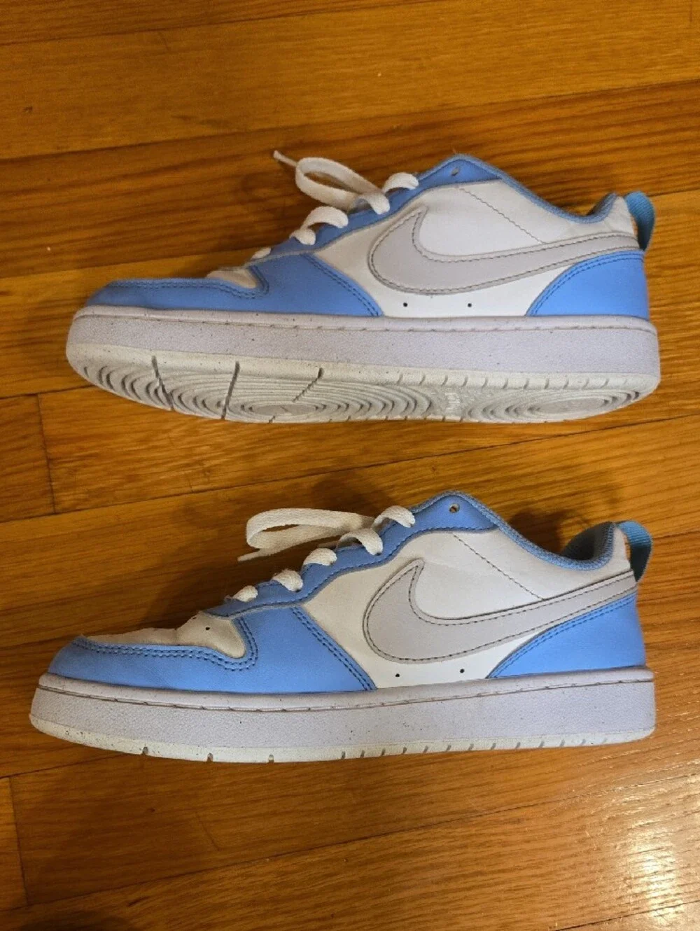 Nike Kids Youth Low-Top Sneakers in White and Light Blue